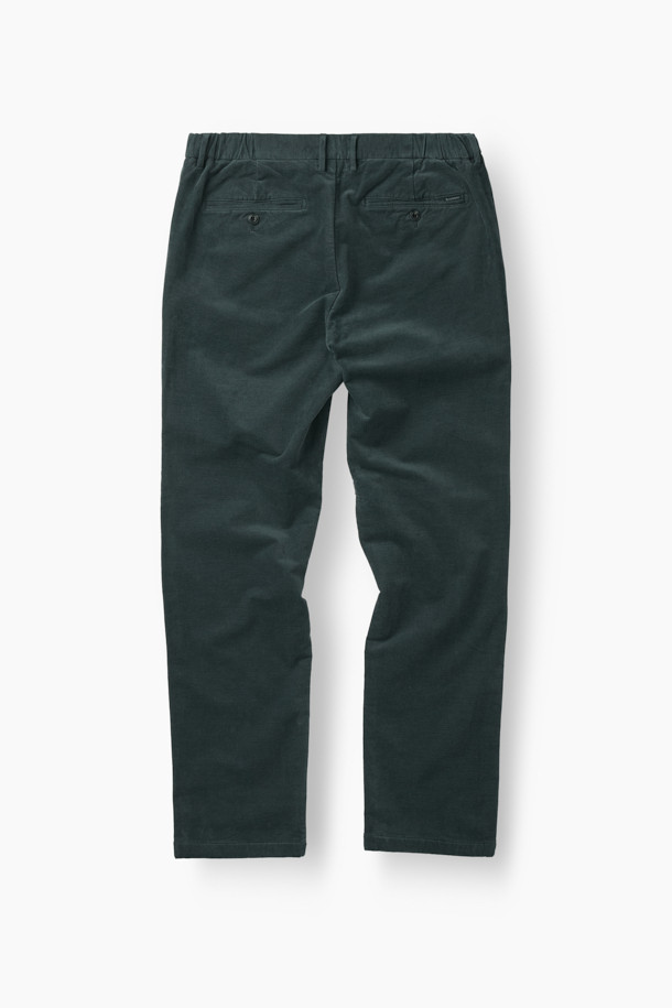 따뜻하고 포근한 겨울을 위한 코듀로이 기모 아티보(Attivo) 팬츠입니다. 부드러운 촉감의 코듀로이 소재에 면, 스판을 혼방하여 편안한 착용감을 선사하며, 안감 기모 처리로 보온성을 높였습니다. 베이직한 디자인에 일자핏으로 어떤 스타일에도 잘 어울리며, 양쪽 사이드 포켓과 뒷 포켓, 헨리코튼 라벨 디테일로 실용성을 더했습니다. 사이드 밴딩으로 편안하게 착용 가능하며, 출근룩, 모임룩 등 다양한 TPO에 활용할 수 있습니다. 클래식, 미니멀, 캐주얼 스타일을 즐겨 입는 분들께 추천합니다.
