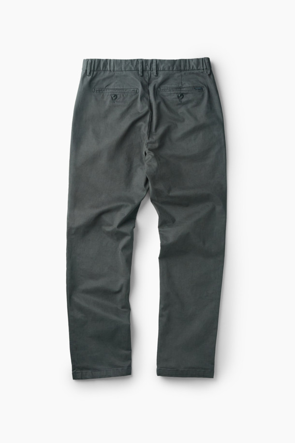 아티보(Attivo) 솔리드 팬츠는 남성을 위한 베이직하고 캐주얼한 스타일의 솔리드 팬츠입니다. 그레이 컬러의 면 및 스판덱스 혼방 소재로 제작되어 부드러운 촉감을 선사하며, 가을과 겨울에 착용하기 좋습니다. 일자핏의 레귤러핏으로 편안한 착용감을 제공하며, 사이드 밴딩 디테일이 특징입니다. 출근룩과 비즈니스 캐주얼, 캐주얼, 클래식, 미니멀 스타일을 모두 소화할 수 있는 다용도 아이템입니다. 양 사이드 포켓과 뒷 포켓 디테일, 은은한 광택의 사틴 소재로 고급스러움을 더했습니다.
