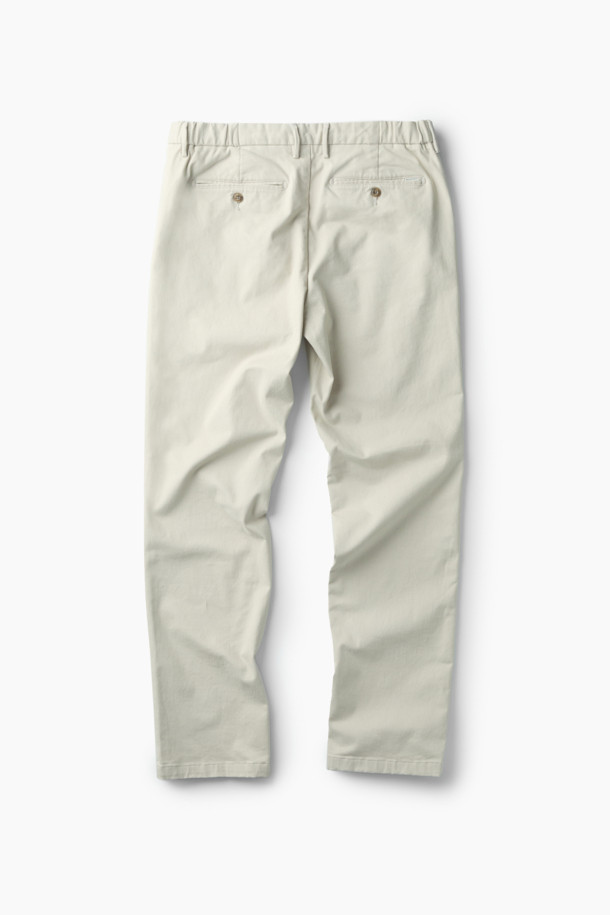 아티보(Attivo) 솔리드 팬츠는 남성용 바지로, 가을과 겨울에 착용하기 좋은 긴 기장의 일자핏 바지입니다. 베이지 색상에 면과 스판 소재 혼방으로 제작되어 부드러운 촉감을 선사합니다. 캐주얼하고 베이직한 스타일로, 출근룩이나 비즈니스 캐주얼에 활용하기 좋습니다. 양 사이드 포켓과 뒷 포켓, 그리고 사틴 소재 디테일이 특징이며, 사이드 밴딩 처리로 편안한 착용감을 제공합니다. 미니멀하고 클래식한 스타일을 선호하는 분들께 추천합니다.
