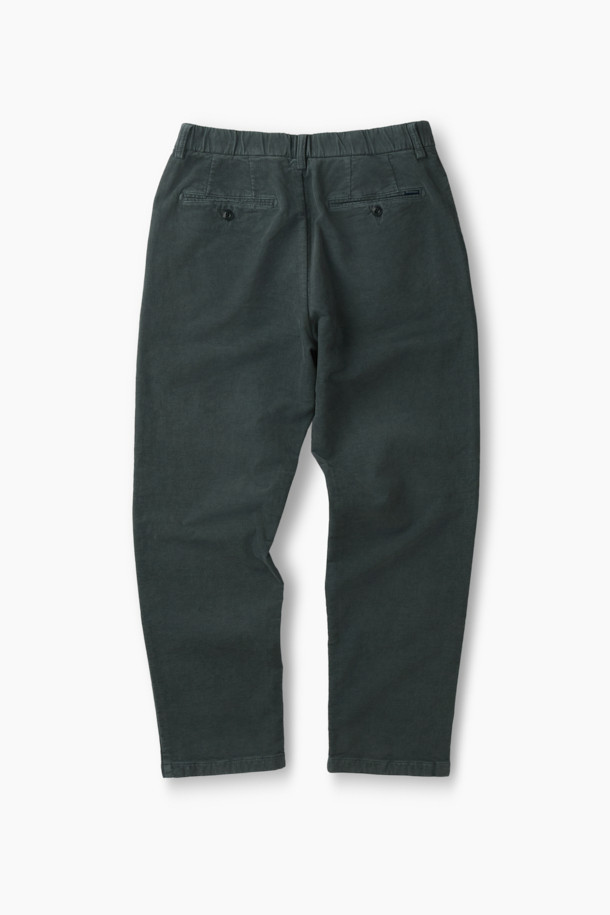 몰스킨 다잉 테이퍼드 팬츠는 가을, 겨울 시즌에 어울리는 남성용 바지입니다. 부드러운 면과 스판덱스 혼방 소재로 제작되어 편안한 착용감을 선사하며, 여유 있는 핏으로 활동성을 높였습니다. 가먼트 다잉 처리된 그린 컬러에 무지 디자인이 돋보이며, 원턱 디테일과 테이퍼드 핏이 클래식하고 미니멀한 스타일을 연출합니다. 양 사이드 포켓, 뒷포켓, 헨리코튼 라벨로 실용성을 더했으며, 출근룩, 비즈니스 캐주얼은 물론 캐주얼 스타일까지 소화 가능한 활용도 높은 아이템입니다.
