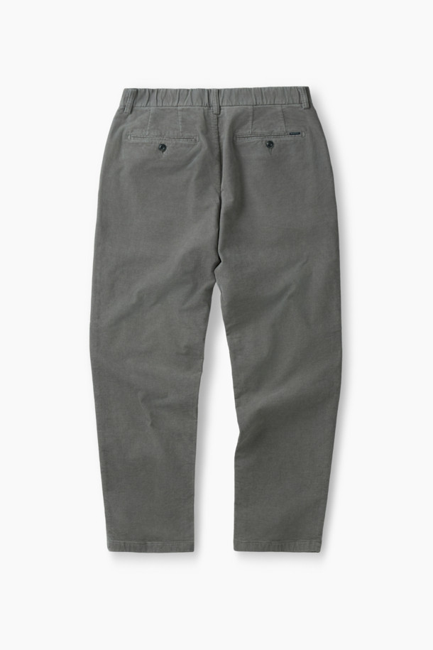 몰스킨 다잉 테이퍼드 팬츠는 가을, 겨울 시즌에 어울리는 남성용 바지입니다. 부드러운 촉감의 면과 스판덱스 혼방 소재로 제작되어 편안한 착용감을 선사하며, 두께감 있는 원단으로 보온성을 높였습니다. 가먼트 다잉 처리로 자연스러운 색감과 빈티지한 느낌을 살렸으며, 베이직하고 캐주얼한 스타일에 핏한 디자인입니다. 원턱 디자인과 테이퍼드 핏으로 다리가 길어 보이는 효과를 주며, 출근룩이나 비즈니스 캐주얼, 캐주얼, 클래식, 미니멀 스타일 연출에 적합합니다. 헨리코튼 라벨과 양쪽 사이드 포켓, 뒷 포켓 디테일로 실용성을 더했습니다.
