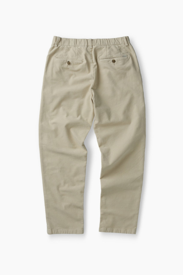 매끄러운 촉감과 따뜻한 착용감을 선사하는 몰스킨 다잉 테이퍼드 팬츠입니다. 가먼트 다잉 처리로 은은한 색감과 자연스러운 멋을 더했으며, 면과 스판덱스 혼방 소재로 편안한 활동성을 제공합니다. 여유 있는 핏과 원턱 디자인으로 세련된 실루엣을 연출하며, 양쪽 사이드 포켓과 뒷 포켓으로 실용성을 높였습니다. 가을, 겨울 시즌 출근룩, 비즈니스 캐주얼, 캐주얼, 클래식, 미니멀 스타일 모두 소화 가능한 베이직 아이템으로 헨리코튼 라벨이 부착되어 있습니다.
