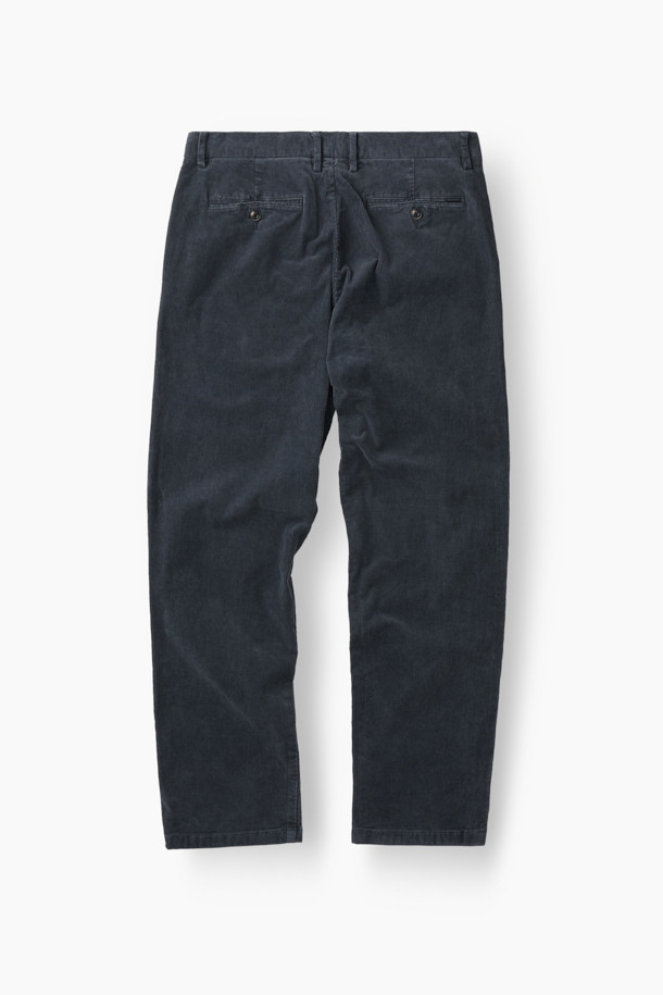 부드러운 코듀로이 소재로 제작되어 편안한 착용감을 선사하는 '코듀로이 다잉 테이퍼드 팬츠'입니다. 가먼트 다잉 기법을 적용하여 은은한 네이비 컬러를 연출하며, 캐주얼 및 클래식 스타일을 모두 소화할 수 있습니다. 쌀쌀한 가을, 겨울철에 따뜻하게 입을 수 있으며, 출근룩이나 모임룩으로 활용하기 좋습니다. 양 사이드 포켓과 뒷 포켓 디테일은 실용성을 더하고, 헨리코튼 라벨로 포인트를 주었습니다. 테이퍼드 핏으로 다리가 길어 보이는 효과를 줍니다.
