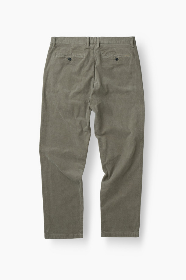 부드러운 코듀로이 소재로 제작되어 편안한 착용감을 선사하는 코듀로이 다잉 테이퍼드 팬츠입니다. 가을, 겨울 시즌에 어울리는 긴 기장감과 베이직한 디자인으로, 캐주얼하고 미니멀한 스타일을 연출하기 좋습니다. 카키, 올리브 두 가지 색상으로 출시되어, 출근룩이나 데이트룩 등 다양한 TPO에 활용 가능합니다. 가먼트다잉 공법으로 은은한 색감과 포켓 디자인이 특징이며, 면, 스판 혼방으로 제작되어 활동성을 높였습니다. 테이퍼드 핏으로 다리 라인을 슬림하게 잡아주어 세련된 핏을 완성합니다.
