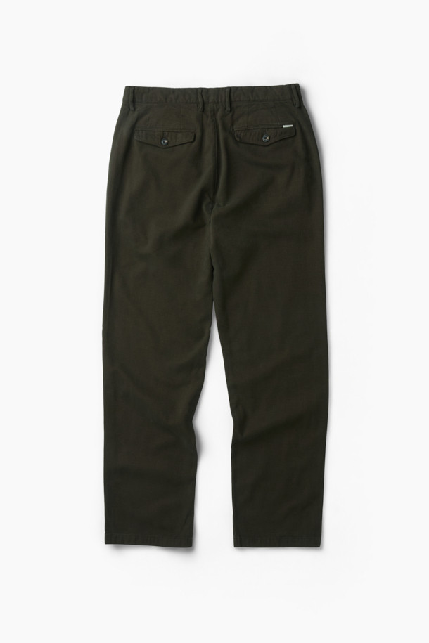 이탈리안 패브릭 캐시미어 블렌디드 다잉 팬츠는 가을, 겨울 시즌에 어울리는 캐주얼 스타일의 테이퍼드핏 긴바지입니다. 이태리 Sondrio사의 고급 원단을 사용하여 부드러운 촉감을 자랑하며, 캐시미어와 면 혼방으로 제작되어 편안한 착용감을 선사합니다. 가먼트 다잉 처리로 은은한 컬러감을 더했으며, 카키 색상으로 다양한 상의와 매치하기 용이합니다. 양 사이드 포켓과 뒷 포켓 디테일로 실용성을 높였으며, 가을 나들이룩 또는 겨울 데일리룩으로 활용하기 좋습니다.
