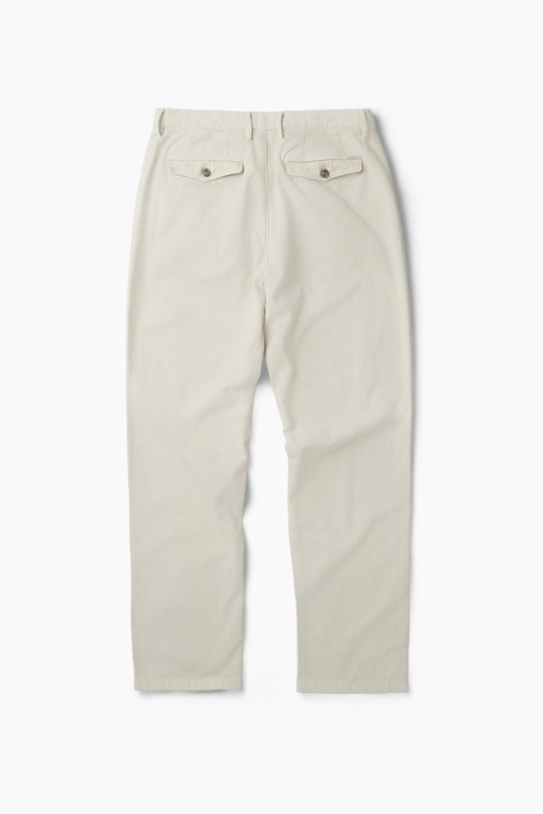 이탈리안 원단으로 제작된 캐시미어 블렌디드 다잉 팬츠는 가을, 겨울 시즌에 어울리는 베이직 스타일의 긴 바지입니다. 부드러운 촉감의 코튼과 캐시미어 혼방 소재로 제작되어 편안한 착용감을 선사하며, 테이퍼드핏으로 다리 라인을 슬림하게 연출합니다. 가먼트 다잉 처리로 은은한 멋을 더했으며, 양 사이드 포켓과 뒷 포켓 디테일로 실용성을 높였습니다. 겨울 데일리룩, 집콕룩, 산책룩 등 다양한 TPO에 활용하기 좋으며, 클래식, 미니멀, 캐주얼 스타일 모두 소화 가능한 활용도 높은 아이템입니다. 색상은 베이지 한 가지로 출시되었습니다.
