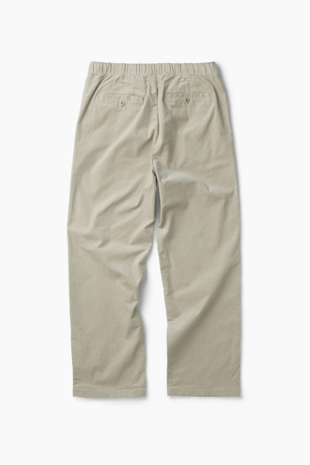 부드러운 코듀로이 소재로 제작되어 편안한 착용감을 선사하는 코듀로이 스트링 팬츠입니다. 일상생활에서 활용하기 좋은 릴랙스핏 디자인으로, 캐주얼하고 미니멀한 스타일을 연출합니다. 허리 드로우스트링으로 허리 사이즈를 조절할 수 있으며, 양 사이드 포켓과 뒷포켓으로 실용성을 더했습니다. 가을과 겨울에 따뜻하게 착용할 수 있으며, 베이지 색상으로 다양한 상의와 매치하기 용이합니다. 출근룩과 캠핑룩 등, TPO에 맞게 폭넓게 활용할 수 있습니다.
