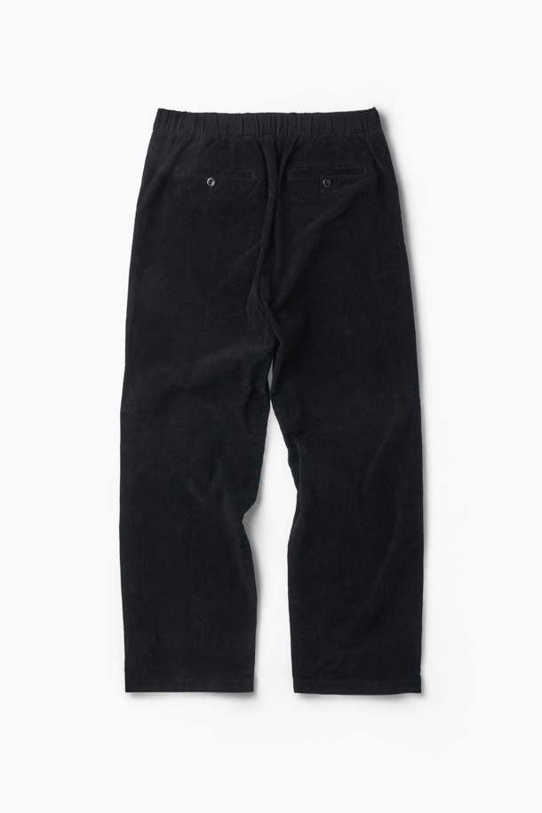 부드러운 코듀로이 소재로 제작되어 포근한 착용감을 선사하는 코듀로이 스트링 팬츠입니다. 허리 드로우스트링으로 편안한 착용감과 핏 조절이 가능하며, 양 사이드 포켓과 뒷 포켓으로 실용성을 더했습니다. 캐주얼, 미니멀, 클래식 스타일을 모두 아우르는 디자인으로, 출근룩이나 캠핑룩 등 다양한 TPO에 활용하기 좋습니다. 가을, 겨울 시즌에 안성맞춤이며, 릴랙스핏으로 편안하게 활동할 수 있습니다. 무지 디자인의 블랙 컬러로 어떤 상의와도 쉽게 매치하여 스타일리시한 룩을 연출해보세요.
