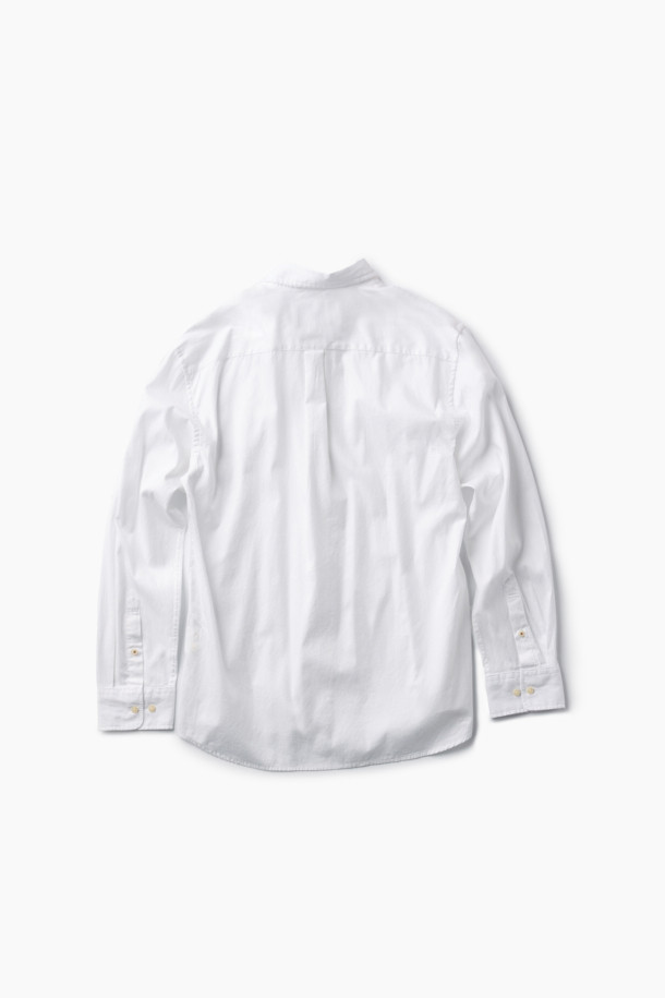 가을 잔조직 셔츠는 베이직한 스타일의 면 셔츠입니다. 화이트 컬러의 레귤러핏으로, 출근룩, 비즈니스 캐주얼, 오피스룩 등 다양한 TPO에 적합합니다. 긴 소매와 버튼다운 네크라인 디자인이 특징이며, 가슴 부분의 로고 자수 디테일이 돋보입니다. 은은한 조직감과 뒷면 요크 주름으로 세련된 실루엣을 연출하며, 클래식, 미니멀, 캐주얼 스타일을 모두 소화할 수 있습니다.
