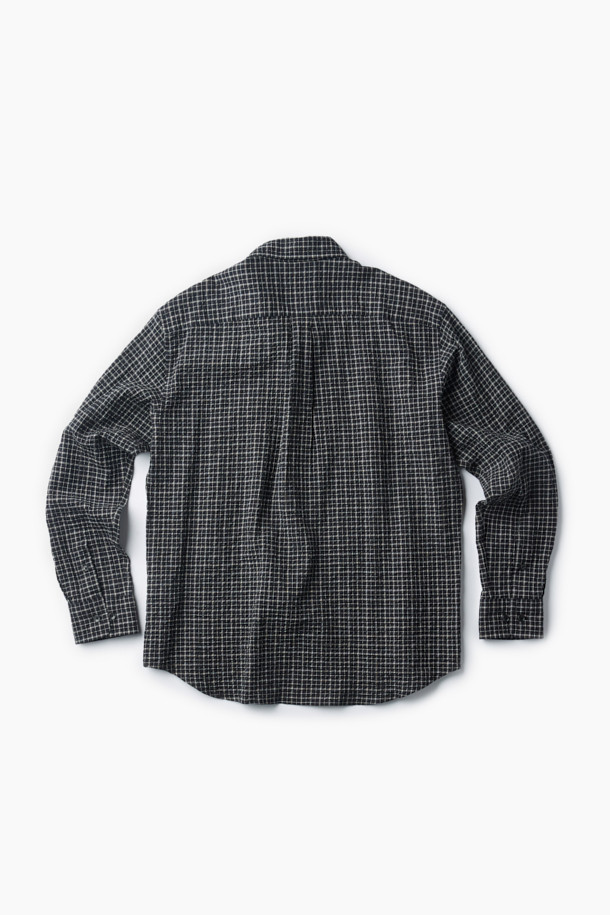 블랙 써커 체크 셔츠 (컴포트핏)는 비즈니스 캐주얼과 일상 모두에 어울리는 셔츠입니다. 시원한 착용감을 선사하는 시어서커 원단과 신축성 있는 소재로 편안한 착용감을 제공합니다. 캐주얼, 클래식, 미니멀 스타일을 모두 소화할 수 있으며, 가을에 적합합니다. 블랙 컬러의 체크 패턴과 긴 소매 디자인이 특징이며, 가슴 포켓과 뒷면 요크 주름 디테일로 포인트를 더했습니다. 가슴둘레는 122CM이며, 컴포트핏으로 제작되었습니다.
