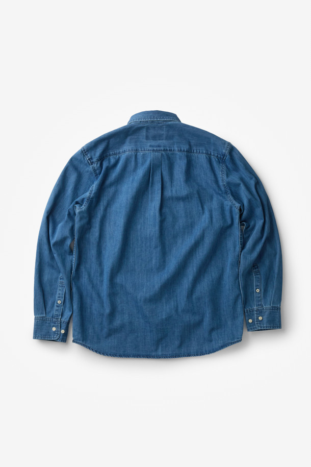 캐주얼과 클래식 스타일을 넘나드는 데님 셔츠입니다. 코튼 100% 소재로 제작되어 부드러운 착용감을 선사하며, 레귤러핏으로 편안하게 착용 가능합니다. 은은한 워싱 기법과 뒷면 요크 주름 디테일이 돋보이며, 컬러 자수 포인트로 은은한 멋을 더했습니다. 가을, 겨울 시즌 데이트룩, 출근룩 등 다양한 TPO에 활용하기 좋은, 활용도 높은 긴소매 셔츠입니다.
