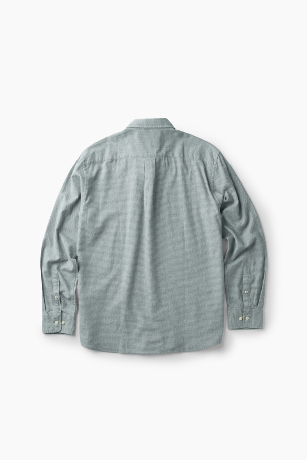 마이크로 하운드투스 셔츠 (레귤러핏)는 멜란지 그레이 컬러의 베이직 스타일 셔츠입니다. 부드러운 면 소재에 기모 안감을 더해 겨울철에도 따뜻하게 착용할 수 있습니다. 은은한 하운드투스 패턴이 특징이며, 뒷면 요크 주름 디테일과 가슴 로고 자수, 버튼다운 네크라인으로 포인트를 더했습니다. 레귤러핏으로 제작되어 편안한 착용감을 선사하며, 11월부터 2월까지 착용하기 좋습니다. 겨울 데일리룩, 출근룩, 비즈니스 캐주얼 스타일로 활용하기 좋은 아이템입니다.
