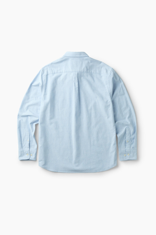 라이트 블루와 화이트 컬러의 핀 스트라이프 셔츠입니다. 옥스포드 기모 원단으로 제작되어 겨울철에도 따뜻하게 착용 가능하며, 부드러운 촉감이 특징입니다. 레귤러핏으로 제작되어 비즈니스 캐주얼 및 일상룩에 활용하기 좋으며, 뒷면 요크 주름 디테일과 가슴 로고 자수가 디자인의 포인트를 더합니다. 버튼다운 칼라와 긴 소매 기장으로 클래식, 미니멀, 캐주얼 스타일을 연출할 수 있습니다. 보온성을 갖춘 베이직한 디자인의 셔츠를 만나보세요.
