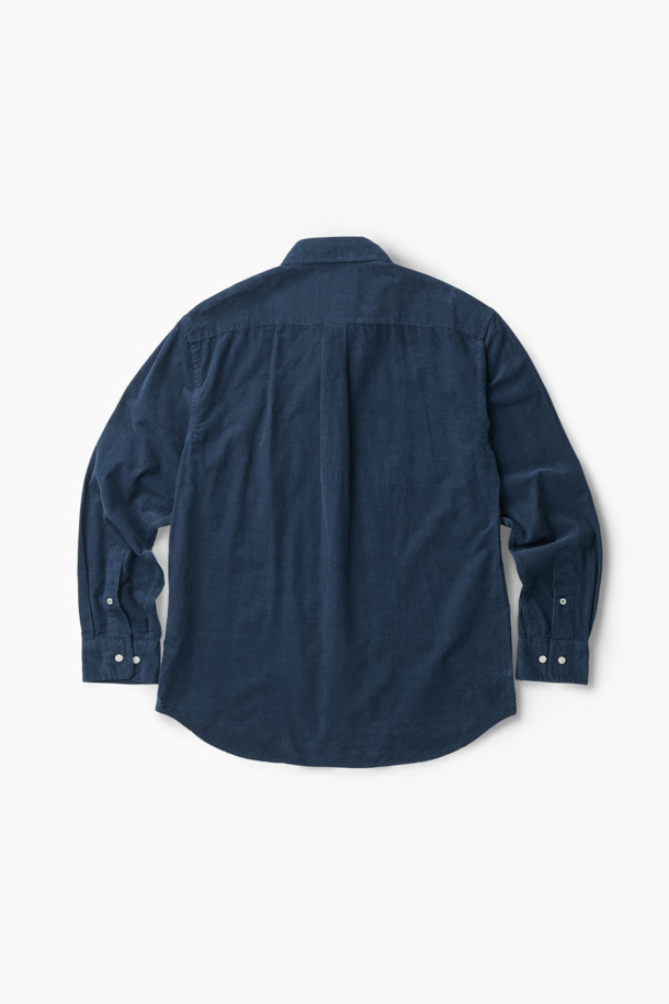 터키 KIPAS사의 수입 코듀로이 원단을 사용한 [Imported Fabric] 코듀로이 솔리드 셔츠 (컴포트핏)입니다. 톤온톤 네이비 컬러의 투톤 배색이 특징이며, 버튼다운 카라 디자인으로 클래식한 분위기를 연출합니다. 가슴 포켓과 뒷면 요크 주름 디테일이 돋보이며, 헨리코튼 라벨로 고급스러움을 더했습니다. 겨울철 비즈니스 캐주얼 및 데일리룩에 활용하기 좋은 긴소매 셔츠입니다. 컴포트핏으로 편안한 착용감을 선사합니다.
