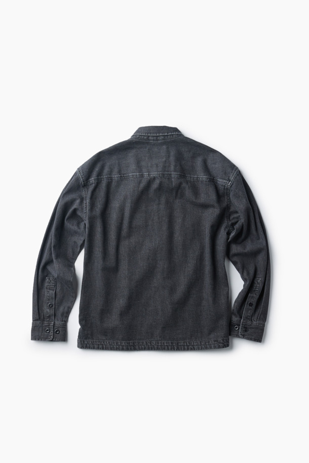 톤 다운된 그레이 컬러의 데님 아우터형 셔츠입니다. 부드러운 면 소재로 제작되어 편안한 착용감을 선사하며, 가을 시즌에 활용하기 좋습니다. 루즈핏으로 제작되어 캐주얼한 스타일을 연출하며, 헨리코튼 포인트 라벨과 옆선 트임, 워싱 가공 디테일이 돋보입니다. 출근룩이나 모임룩 등 다양한 TPO에 활용할 수 있으며, 미니멀, 클래식 스타일과도 잘 어울립니다. 긴 소매 기장의 레귤러 기장으로, 데일리 아이템으로 활용하기 좋습니다.
