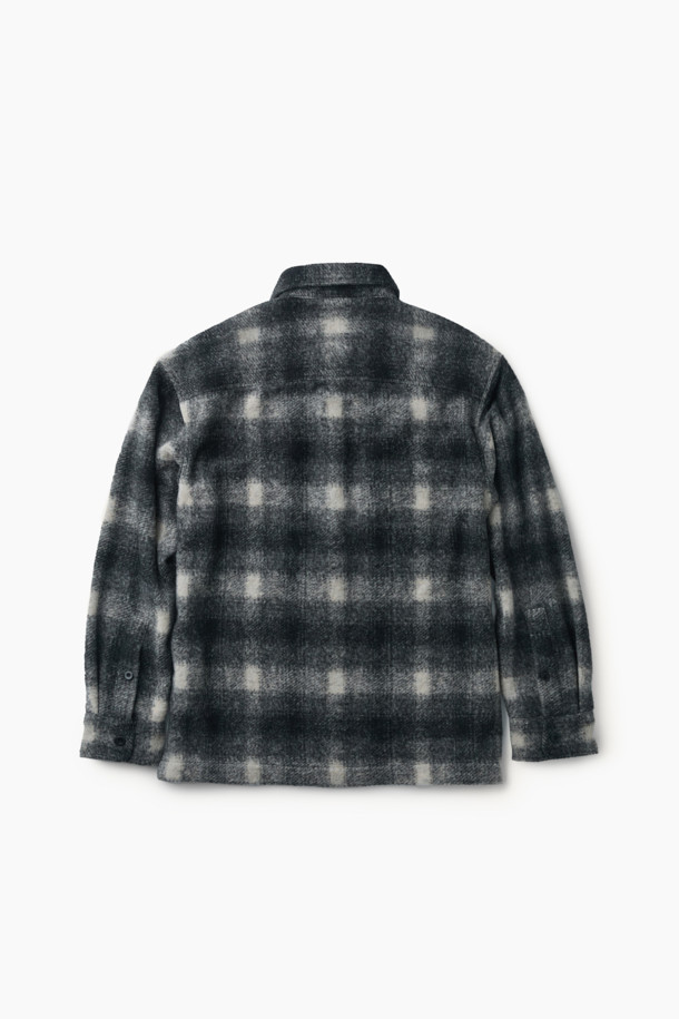 이태리 Mapel(마펠)사 수입 원단을 사용한 울 체크 아우터형 셔츠입니다. 부드러운 촉감의 울, 폴리에스터, 아크릴 혼방 소재로 제작되어 겨울, 초겨울 시즌에 따뜻하게 착용할 수 있습니다. 넉넉한 루즈핏으로 편안함을 더했으며, 화이트, 블랙 두 가지 색상으로 만나볼 수 있습니다. 가슴 포켓과 옆선 트임, 헨리코튼 포인트 라벨 디테일이 돋보이는 캐주얼 스타일의 긴소매 셔츠입니다. 두꺼운 두께감과 기모 안감으로 보온성을 높였습니다.
