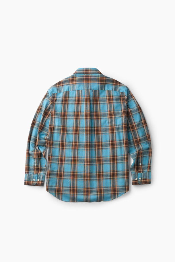 블루와 오렌지, 브라운, 화이트 컬러 배색의 체크 패턴이 돋보이는 셔츠입니다. 부드러운 촉감의 면 100% 트윌 원단으로 제작되어 겨울철에도 따뜻하게 착용할 수 있습니다. 가슴 부분에는 로고 자수 디테일이, 뒷면 요크에는 주름 디테일이 더해져 캐주얼하면서도 클래식한 무드를 연출합니다. 버튼다운 카라와 컴포트 핏으로 제작되어 출근룩이나 비즈니스 캐주얼 스타일에도 활용 가능하며, 미니멀한 스타일을 즐기는 분들께도 추천합니다. 긴 소매 기장으로 다양한 레이어드 연출이 용이합니다.
