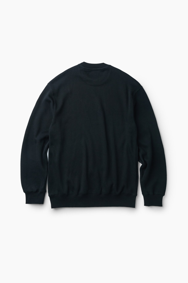 잔조직 맨투맨은 가을과 겨울에 어울리는 두꺼운 두께감의 루즈핏 맨투맨입니다. 블랙 컬러로, 베이직하면서 클래식한 스타일을 연출하기 좋습니다. 립조직 소매단과 밑단, 밀도감 있는 원단으로 제작되어 튼튼하며 입체적인 촉감을 느낄 수 있습니다. 크루넥 디자인에 긴소매로 제작되었으며, 니트 조직 패턴이 돋보입니다. 가슴둘레 118cm로 넉넉한 핏을 제공하여 겨울 데일리룩, 미니멀, 캐주얼 스타일링에 활용하기 좋습니다.
