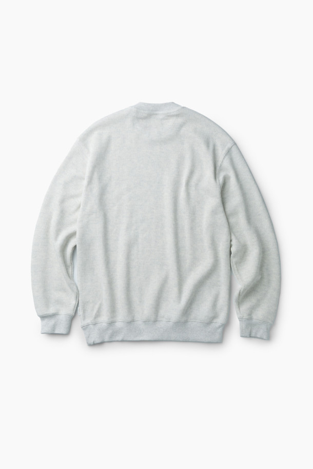 잔조직 맨투맨은 부드러운 면 소재로 제작되어 가을, 겨울철 넉넉하고 포근한 착용감을 선사합니다. 베이직하고 클래식한 무드의 무지 디자인에 루즈핏으로 편안함을 더했으며, 라운드넥과 긴 소매 기장으로 어떤 스타일에도 잘 어울립니다. 니트 조직감의 텍스처가 특징이며, 립 조직으로 마감된 소매와 밑단이 깔끔한 실루엣을 연출합니다. 아이보리, 화이트 두 가지 색상으로 출시되었으며, 가슴둘레 118cm로 여유로운 핏을 제공합니다. 겨울 데일리룩, 집콕룩, 산책룩 등 다양한 상황에서 클래식, 미니멀, 캐주얼 스타일을 연출하기 좋습니다.
