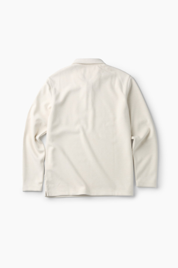 소프트 하이브리드 카라티는 부드러운 촉감의 본딩 원단으로 제작되어 가을, 겨울, 초봄까지 폭넓게 활용 가능한 긴소매 카라티입니다. 클래식한 무드를 연출하며, 레귤러 핏으로 편안한 착용감을 선사합니다. 화이트 컬러에 자개 단추 디테일과 스웨이드 배색 플라켓이 고급스러운 포인트를 더합니다. 보온성을 갖춘 두꺼운 두께감과 양옆 슬릿 디자인으로 활동성을 높였으며, 출근룩, 비즈니스 캐주얼, 겨울 데일리룩 등 다양한 TPO에 잘 어울립니다. 클래식, 미니멀, 캐주얼 스타일을 즐겨 입는 분들께 추천합니다.
