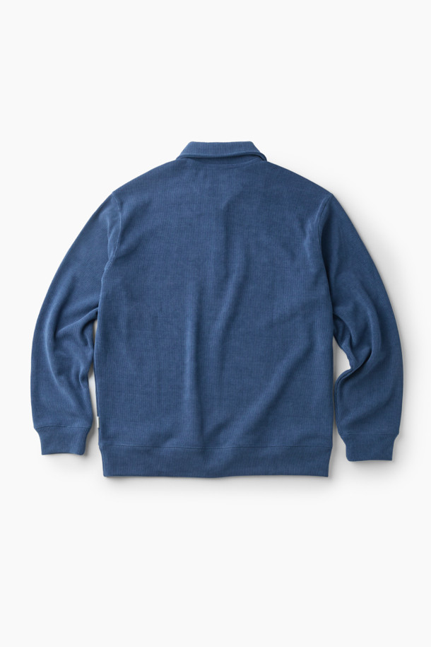 부드러운 코듀로이 소재로 제작되어 따뜻하고 포근한 착용감을 선사하는 집업 카라티입니다. 캐주얼과 클래식 스타일을 모두 아우르는 디자인으로, 가을과 겨울철 데일리룩, 카페룩, 산책룩 등 다양한 TPO에 활용하기 좋습니다. 루즈핏과 긴 소매 기장으로 편안한 착용감을 제공하며, 보온성을 높여 추운 날씨에도 따뜻하게 입을 수 있습니다. 블루 컬러의 무지 디자인에 하프 집업과 지퍼 디테일로 포인트를 주어 미니멀하면서도 세련된 무드를 연출합니다. 카라넥 디자인으로 깔끔한 느낌을 더했습니다.
