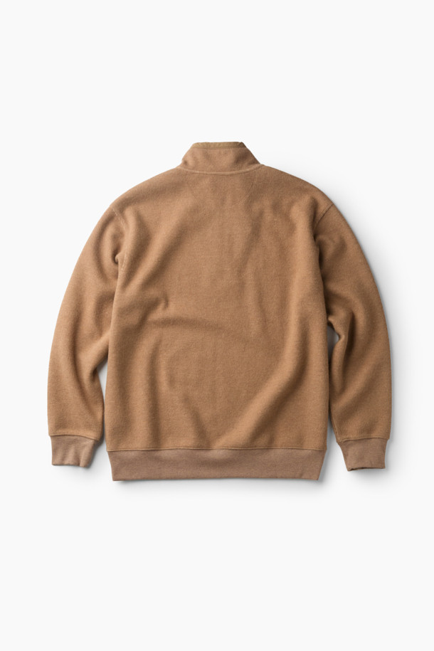 베이지와 브라운 컬러의 텍스처드 하프 집업입니다. 울 소재에 멜란지 패턴으로 포근하고 고급스러운 느낌을 주며, 루즈핏 디자인과 하이넥으로 편안한 착용감을 선사합니다. 가을, 겨울 시즌에 어울리는 두꺼운 두께감으로 보온성을 높였으며, 부드러운 촉감이 특징입니다. 하프 집업 디자인, 넥 안쪽 시보리 립 마감, 소매와 밑단 립 처리, 나일론 배색 디테일로 캐주얼, 클래식, 미니멀 스타일 모두 소화 가능합니다. 출근룩이나 캠핑룩 등 다양한 TPO에 활용해보세요.
