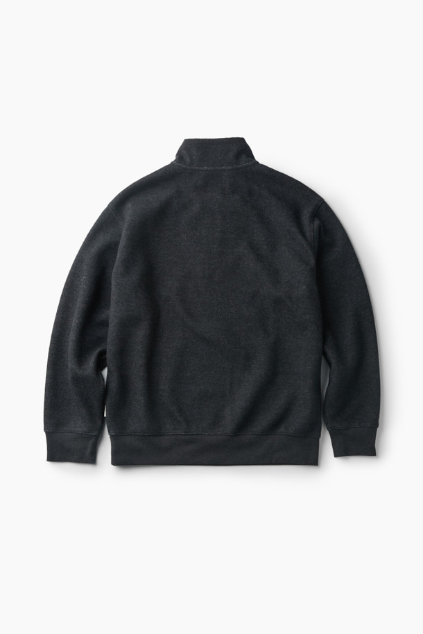 가을, 겨울 시즌에 어울리는 텍스처드 하프 집업 스웻셔츠입니다. 부드러운 울 소재와 하이넥 디자인으로 보온성을 높였으며, 멜란지 패턴으로 세련된 무드를 더했습니다. 캐주얼, 클래식, 미니멀 스타일을 소화하며 출근룩으로도 활용하기 좋습니다. 하프 집업 지퍼와 넥, 소매, 밑단 립 처리, 나일론 배색 디테일로 완성도를 높였습니다. 루즈핏으로 편안한 착용감을 선사합니다.
