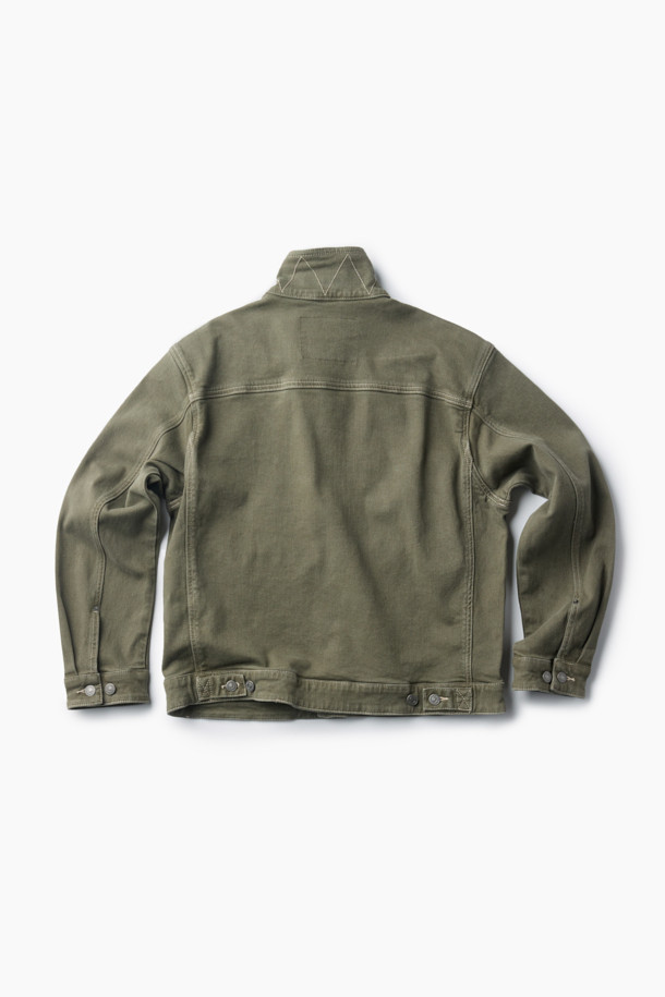 세련된 워크웨어 무드의 데님 스트레치 점퍼입니다. 빈티지한 카키 컬러와 무지 디자인이 어우러져 다양한 스타일을 연출하기 좋습니다. 가슴 포켓, 멀티 포켓, 리벳 장식, 밑단 비죠 디테일 등 섬세한 디테일이 돋보이며, 컴포트핏으로 편안한 착용감을 선사합니다. 신축성 있는 데님 소재로 활동성을 높였으며, 크롭 기장과 긴 소매 디자인으로 트렌디함을 더했습니다. 데이트룩, 모임룩 등 캐주얼하고 미니멀한 스타일을 연출하고 싶을 때 적합합니다.
