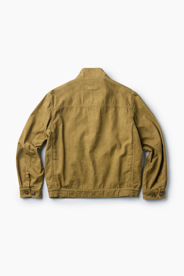 세련된 무드의 [Imported Fabric] 배색 해링턴 점퍼입니다. 면 소재로 제작되어 견고한 촉감과 편안한 착용감을 선사하며, 가을 시즌에 적합합니다. 베이지 컬러의 체크 패턴이 캐주얼하면서도 미니멀한 스타일을 연출합니다. 밑단 사이드 엘라스틱 밴드, 소매 커프스 턱 디테일, 내부 Halley Stevensons 체크 배색으로 디자인의 완성도를 높였습니다. 출근룩과 모임룩 등 다양한 TPO에 활용 가능하며, 캐주얼, 미니멀, 클래식 스타일을 즐기는 분들께 추천합니다.
