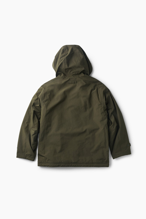 가을 시즌 아웃도어 활동과 일상에서 활용하기 좋은 패디드 후드 점퍼입니다. 카키와 올리브 두 가지 색상으로 출시되었으며, 세미 오버핏으로 편안한 착용감을 선사합니다. 발수 가공된 나일론, 폴리에스테르 혼방 소재에 두꺼운 패딩 충전재를 사용하여 보온성을 높였습니다. 후드 일체형 디자인과 스트링 디테일, 사이드 플랩 포켓, 소매 턱 디테일이 특징이며, 캠핑룩, 등산룩, 여행룩, 고프코어 및 캐주얼 스타일을 연출하기 좋습니다.
