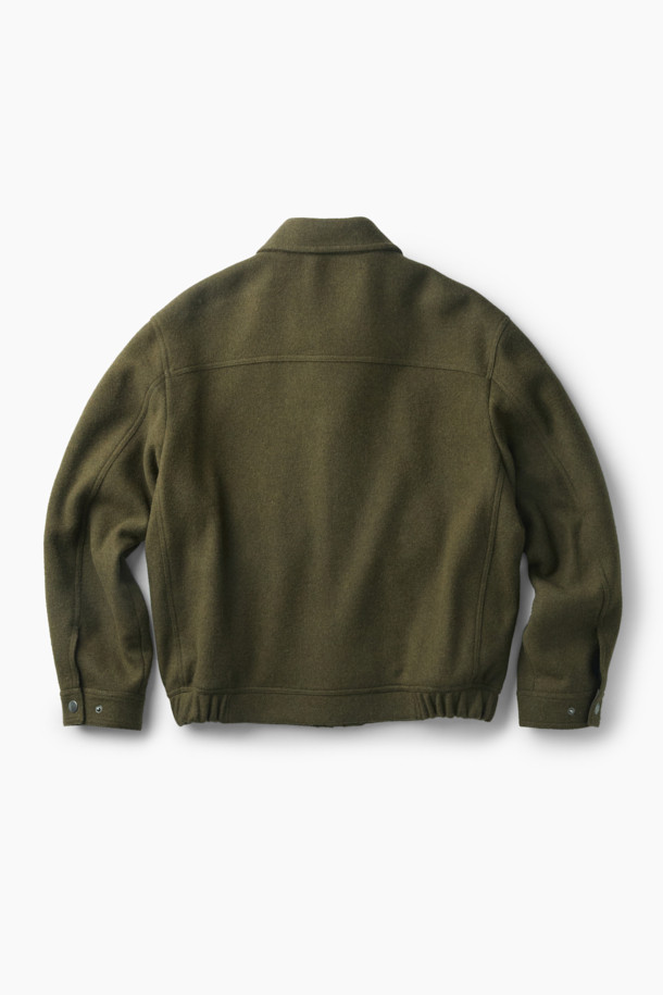 세련된 스타일을 완성하는 울 집업 블루종입니다. 고급스러운 울과 캐시미어 혼방 소재로 제작되어 부드러운 촉감과 뛰어난 보온성을 자랑합니다. 가을, 겨울 시즌에 안성맞춤이며, 클래식한 무드의 무지 디자인으로 다양한 룩에 매치하기 좋습니다. 컴포트 핏으로 편안한 착용감을 선사하며, 사이드 포켓, 밑단 엘라스틱 밴드, 히든 스냅 디테일로 실용성을 더했습니다. 출근룩, 모임룩, 데이트룩 등 폭넓은 TPO에 활용 가능한 머스트 해브 아이템입니다.
