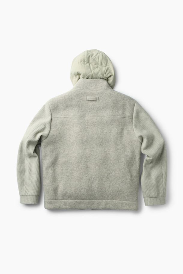 이탈리안 패브릭 디테처블 후드 울 다운 점퍼는 겨울철 당신의 스타일을 책임질 아우터입니다. 고급스러운 이태리 울 원단을 사용하여 부드러운 촉감과 따뜻함을 선사하며, 베이직하고 클래식한 디자인으로 어떤 룩에도 잘 어울립니다. 탈착 가능한 후드로 다양한 스타일 연출이 가능하며, 구스다운 충전재와 퀼팅 디테일로 보온성을 높였습니다. 차분한 그레이 컬러와 베이직핏, 사이드 포켓 디자인으로 출근룩, 오피스룩, 모임룩 등 TPO에 구애받지 않고 시크하고 미니멀한 스타일을 완성할 수 있습니다. 
