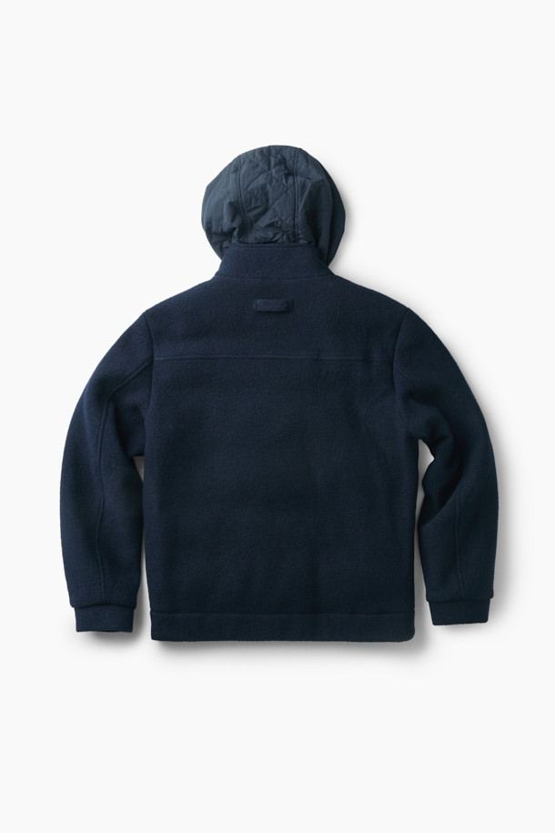 이탈리안 원단으로 제작된 탈착 가능한 후드 울 다운 점퍼입니다. 네이비 컬러의 베이직한 디자인으로, 겨울철 일상, 산책, 여행 등 다양한 TPO에 활용하기 좋습니다. 부드러운 촉감의 울 소재와 구스다운 충전재를 사용하여 보온성과 경량성을 모두 갖췄습니다. 탈착 가능한 후드와 퀼팅 디테일, 울 펠트 배색이 특징이며, 사이드 포켓으로 실용성을 더했습니다. 베이직핏으로 클래식, 미니멀, 캐주얼 스타일을 연출하기에 용이합니다.
