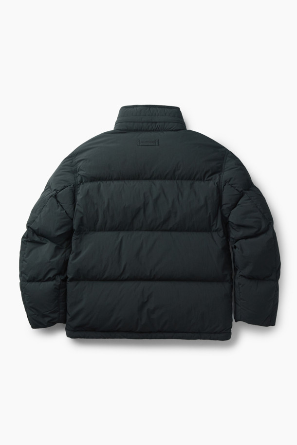 세미 오버핏으로 편안하게 착용 가능한 퀼팅 다운 점퍼입니다. 겨울철 추위를 막아주는 두꺼운 두께감과 보온 및 방풍 기능으로 따뜻함을 제공합니다. 부드러운 촉감의 나일론 소재와 블랙 컬러의 무지 디자인으로 캐주얼, 미니멀, 클래식 등 다양한 스타일 연출에 활용할 수 있습니다. 멀티 포켓, 지퍼 테이프 부분 노출, 밑단 스트링, 내장 후드, 벨보아 넥 안감, 이너 커프스 엘라스틱 밴드, 머스코비 다운 충전재 등 디테일이 돋보입니다. 출근룩, 여행룩 등 일상에서 폭넓게 활용 가능하며, 긴 소매와 지퍼형 여밈 방식으로 편의성을 더했습니다.

