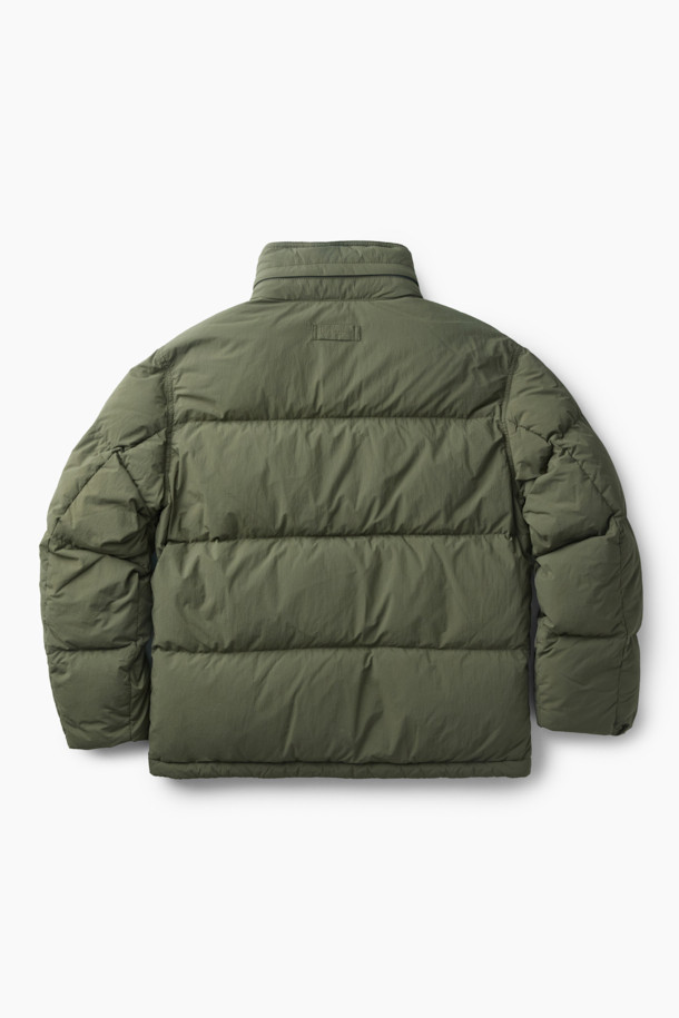 **퀼팅 다운 점퍼**

쌀쌀한 겨울 날씨에도 따뜻함과 스타일을 놓치지 않도록 퀼팅 디자인의 다운 점퍼를 소개합니다. 카키와 올리브 두 가지 색상으로 출시되어, 캐주얼, 미니멀, 시티보이 룩을 연출하기 좋습니다. 부드러운 나일론 소재와 두꺼운 두께감으로 보온성과 방풍 기능을 제공하며, 세미 오버핏으로 편안하게 착용 가능합니다. 멀티 포켓, 지퍼 테이프 노출, 밑단 스트링, 후드 내장, 벨보아 넥 안감, 이너 커프스 엘라스틱 밴드, 머스코비 다운 충전재 등 다양한 디테일이 돋보입니다. 출근룩과 여행룩 모두에 활용할 수 있는 실용적인 아이템입니다.
