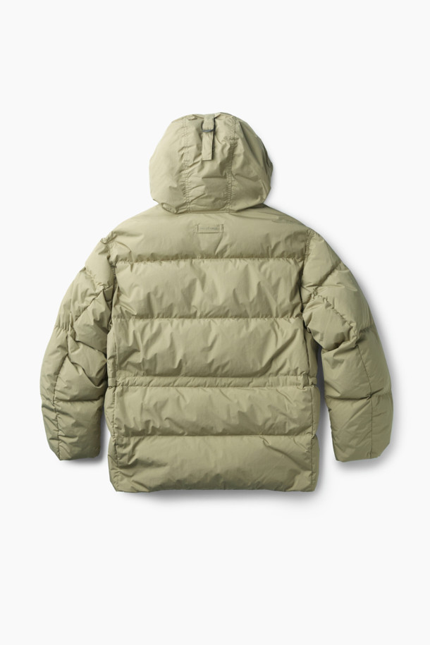 쌀쌀한 겨울 날씨에도 따뜻함을 선사할 사파리 후디 다운 점퍼입니다. 베이지 색상의 세미 오버핏으로 밀리터리 무드와 모던함을 동시에 느낄 수 있습니다. 방풍 기능과 보온성을 갖춘 두꺼운 두께감의 나일론 소재로 제작되었으며, 후드 스트링, 가슴 및 사이드 아웃 포켓 디테일로 실용성을 더했습니다. 허리 스트링 조절, 후드 버클 비죠, 이너 커프스 엘라스틱 밴드, 머스코비 다운 충전재를 통해 더욱 꼼꼼하게 보온성을 높였습니다. 겨울 데일리룩, 산책룩, 여행룩 등 다양한 TPO에 캐주얼, 미니멀, 클래식 무드로 연출하기 좋습니다.
