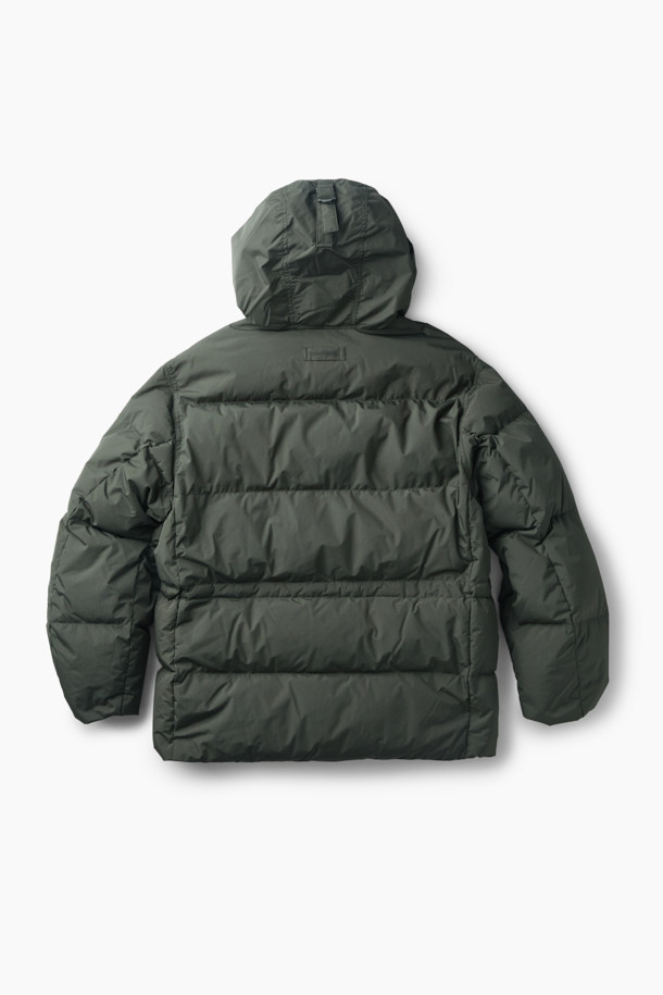 겨울 추위를 막아줄 사파리 후디 다운 점퍼입니다. 밀리터리 무드와 모던한 스타일을 결합하여, 일상에서 캐주얼, 미니멀, 클래식 스타일로 폭넓게 활용할 수 있습니다. 두꺼운 두께감의 나일론 소재로 제작되어 부드러운 촉감을 선사하며, N-3B 파카 스타일의 중기장 기장으로 보온성을 높였습니다. 허리 및 후드 스트링 조절, 가슴 및 사이드 아웃 포켓, 머스코비 다운 충전재, 이너 커프스 엘라스틱 밴드, 삼각무 디테일 등 다양한 특징으로 뛰어난 방풍 및 보온 기능을 제공합니다.
