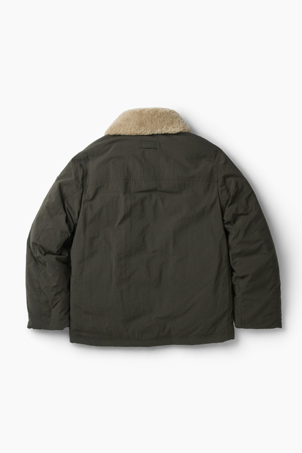 스핏파이어 베이직 다운 점퍼는 겨울철 일상과 출근룩에 모두 잘 어울리는 아우터입니다. 밀리터리 스타일과 베이직한 디자인이 조화롭게 어우러져 클래식, 미니멀, 캐주얼 등 다양한 스타일을 연출할 수 있습니다. 카키 색상의 무지 디자인에 두꺼운 두께감과 거친 촉감의 나일론 소재를 사용하여 보온성을 높였습니다. 탈착 가능한 리얼 무통 카라와 립 커프스, 노출 지퍼 포켓, 삼각무 패치 등의 디테일이 돋보이며, 머스코비 다운 충전재로 따뜻함을 더했습니다. 베이직핏의 긴 소매 다운 점퍼로, 지퍼 여밈 방식으로 편안하게 착용할 수 있습니다.
