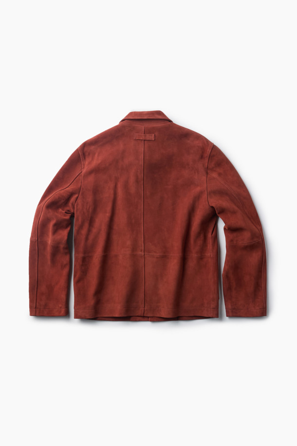 부드러운 촉감의 램 스웨이드 소재로 제작된 초어 재킷입니다. 가을 계절에 어울리는 브릭 컬러와 여유로운 핏으로 캐주얼 또는 클래식 스타일을 연출할 수 있습니다. 3개의 아웃포켓 디테일과 높은 통기성, 수분감을 갖춰 활동성은 물론 편안함까지 선사합니다. 데이트룩, 모임룩, 출근룩 등 TPO에 구애받지 않고 다양하게 활용 가능합니다. 가슴둘레 115cm 기준으로 제작되었습니다.
