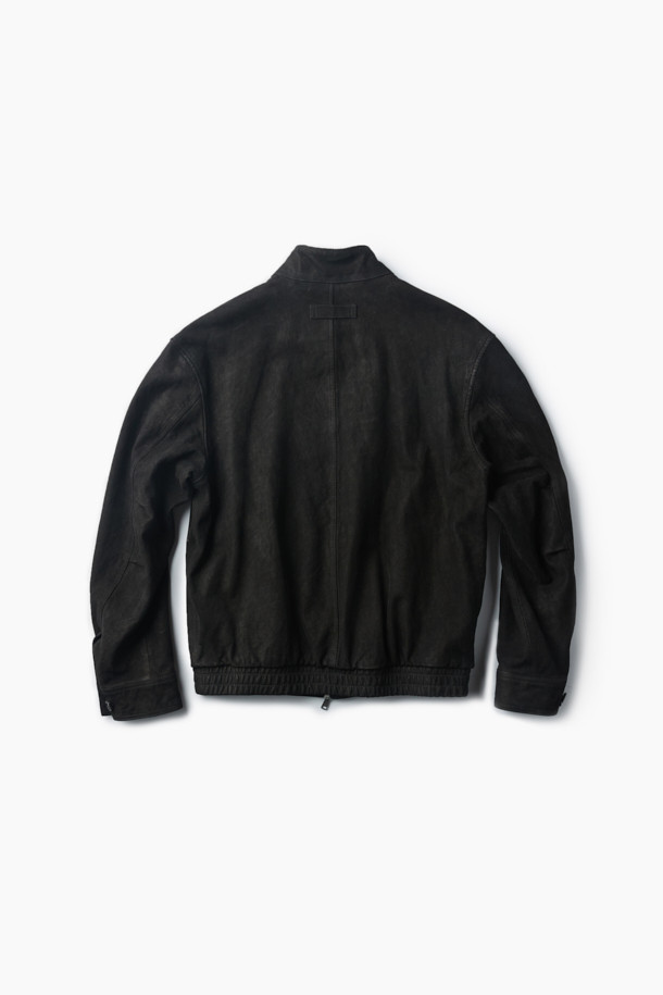 부드러운 누벅과 램스킨 소재로 제작된 블랙 컬러의 누벅 레더 해링턴 점퍼입니다. 캐주얼과 클래식 무드를 모두 담아낸 디자인으로, 데이트룩과 모임룩에 활용하기 좋습니다. 스탠드 칼라와 플랩 포켓, 버튼 커프, 가죽 립 마감, 워싱 가공 디테일이 돋보입니다. 루즈핏으로 편안한 착용감을 선사하며, 가을 시즌에 어울리는 긴소매 기장의 집업 스타일 아우터입니다. 미니멀한 스타일을 즐기는 분들께 추천합니다.
