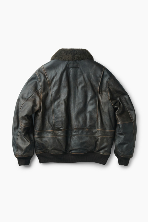 Spitfire(스핏파이어) 베지터블 레더 블루종은 부드러운 양가죽 소재와 클래식한 디자인으로 제작된 겨울용 아우터입니다. 릴랙스핏으로 편안한 착용감을 선사하며, 천연 퍼 칼라, 유러피안 구스 다운, 패치 포켓, 액션 플리츠, 페이딩 워싱, 투톤 컬러 등의 특징이 돋보입니다. 짙은 블루 색상과 두꺼운 두께감으로 보온성을 높였으며, 데이트룩, 출근룩, 모임룩 등 다양한 TPO에 활용 가능합니다. 미니멀하고 시크한 스타일을 연출하기에 좋은 아이템입니다. 집업 방식으로 간편하게 여밀 수 있습니다.
