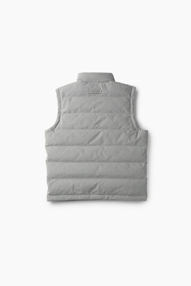 폴리 스웨이드 다운 베스트는 부드러운 촉감의 폴리에스터, 나일론, 구스다운 충전재를 사용하여 제작되었으며, 가을과 겨울철에 따뜻하게 착용할 수 있습니다. 클래식과 캐주얼 스타일을 모두 아우르는 디자인으로, 일상생활에서 폭넓게 활용 가능합니다. 넥과 앞단 안쪽에 배색 처리가 되어있으며, 레귤러핏에 스냅 여밈 방식으로 편안하게 착용할 수 있습니다. 두꺼운 두께감으로 보온성을 높였으며, 민소매 디자인으로 간절기에는 단독으로, 겨울철에는 이너 베스트로 활용하여 스타일리시하게 연출할 수 있습니다. 그레이 컬러의 무지 디자인으로 어떤 옷에도 쉽게 매치할 수 있으며, 겨울 데일리룩과 산책룩에 모두 잘 어울립니다.
