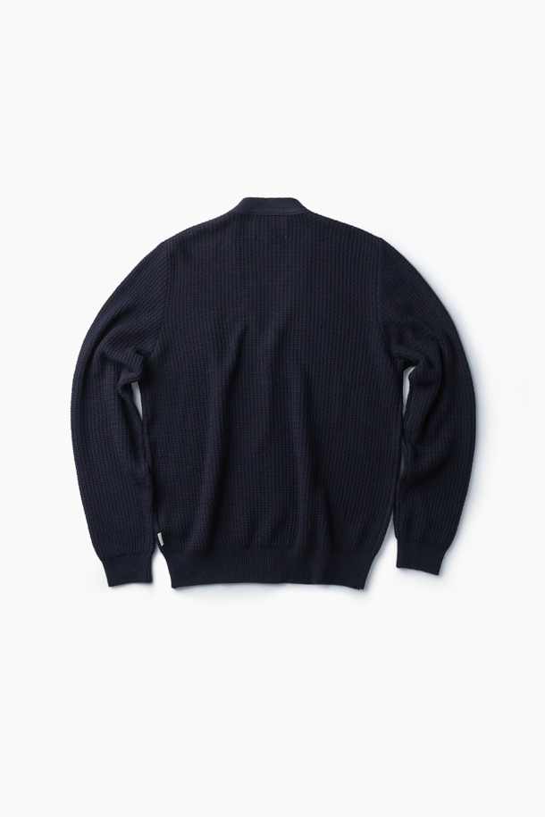 가을 베이직 Y 가디건은 가을과 겨울에 어울리는 두꺼운 두께감의 긴소매 가디건입니다. 네이비 색상으로, 출근룩, 클래식, 미니멀, 캐주얼 스타일에 모두 잘 어울립니다. 면, 레이온, 린넨 혼방의 부드러운 촉감과 헤링본 패턴이 특징이며, 이중 조직으로 제작되어 볼륨감 있는 디자인을 연출합니다. 7월부터 12월까지 간절기에도 착용하기 적합하며, 청량한 원사를 사용하여 쾌적하게 착용할 수 있습니다. V넥 레귤러핏 디자인으로 어떤 스타일에도 쉽게 매치할 수 있습니다.
