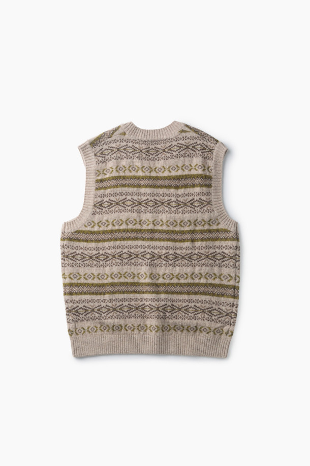 노르딕 니트 베스트는 가을, 겨울 시즌에 어울리는 상의입니다. 베이지, 브라운 두 가지 색상으로 출시되었으며, 램스울 소재와 두꺼운 7게이지 두께로 제작되어 보온성이 뛰어납니다. 클래식, 빈티지 스타일의 노르딕과 기하학 무늬가 특징이며, V넥 민소매 디자인에 세미루즈핏으로 편안한 착용감을 제공합니다. 가슴둘레는 109cm이며, 겨울 데일리룩이나 카페룩에 클래식, 미니멀, 캐주얼 스타일로 연출하기 좋습니다.
