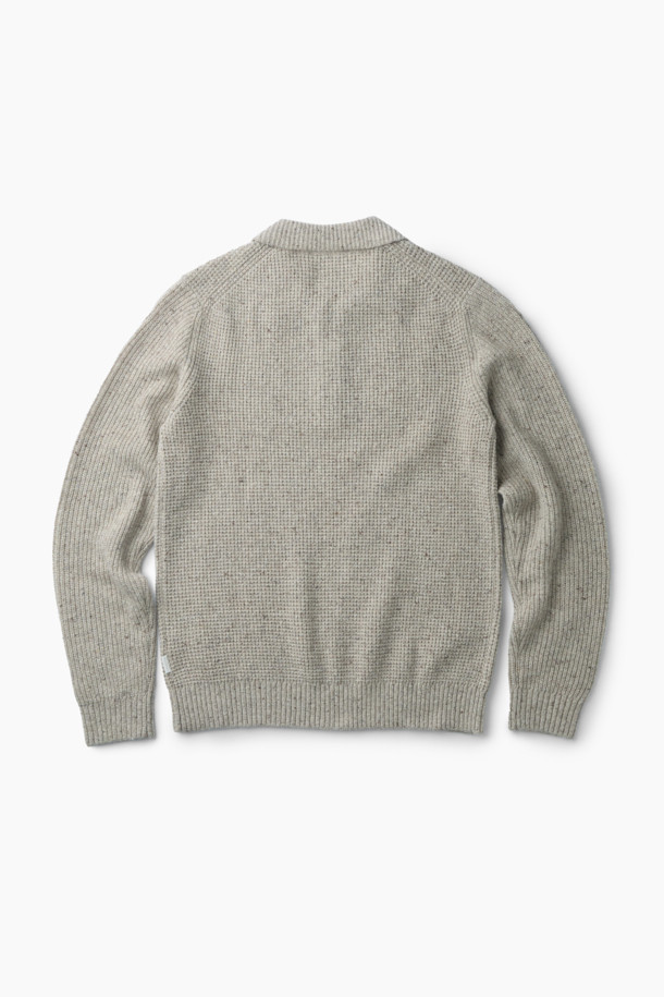 가을, 겨울 시즌에 어울리는 와플 조직 폴로 니트입니다. 부드러운 촉감의 이탈리아 수입 방모 혼방 울 소재를 사용하여 따뜻하고 편안한 착용감을 선사합니다. 루즈핏으로 제작되어 캐주얼한 스타일을 연출하며, 출근룩이나 모임룩으로 활용하기 좋습니다. 세미 와이드 립 조직 카라와 2×2 립 조직 앞단, 네프얀 소재가 디자인의 포인트입니다. 그레이 컬러의 긴소매 폴로넥 디자인으로, 클래식하고 미니멀한 스타일을 즐기기에 좋습니다.