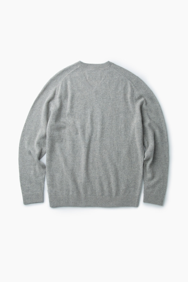 이태리 수입 슬럽 네프얀 소재로 제작된 V넥 풀오버입니다. 미니멀, 베이직, 클래식 스타일을 아우르며, 가을과 겨울에 데일리룩, 출근룩, 비즈니스 캐주얼에 활용하기 좋습니다. 세미 루즈핏으로 편안하게 착용 가능하며, 부드러운 촉감과 입체적인 질감이 특징입니다. 2×2 립 조직 마감으로 고급스러움을 더했으며, 레이어링하여 다양한 스타일 연출이 가능합니다. 가슴둘레 112cm로, 넉넉한 핏을 제공합니다.