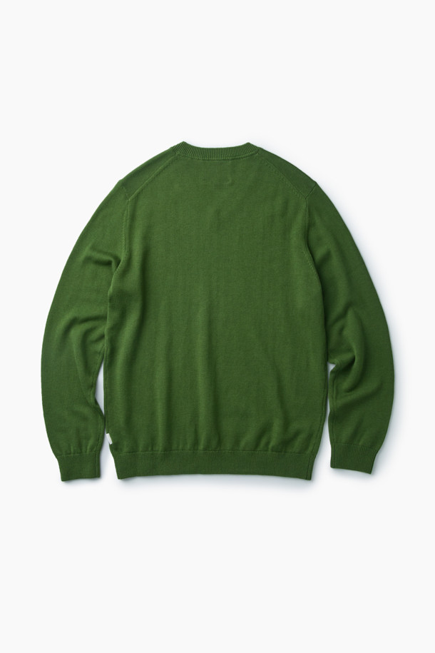 미니멀하고 클래식한 스타일의 브이넥 풀오버입니다. 부드러운 코튼과 울 소재 혼방으로 제작되어 가을, 겨울 시즌에 포근하게 착용할 수 있습니다. 넥라인, 소매, 밑단은 2×2 립 조직 마감으로 마감되어 있으며, 루즈핏으로 편안한 착용감을 선사합니다. 그린 컬러의 무지 디자인으로 다양한 룩에 활용하기 좋으며, 티셔츠와 레이어링하여 더욱 스타일리시하게 연출할 수 있습니다. 가슴둘레 112cm로, 출근룩으로도 손색없는 보온성을 갖춘 풀오버입니다.