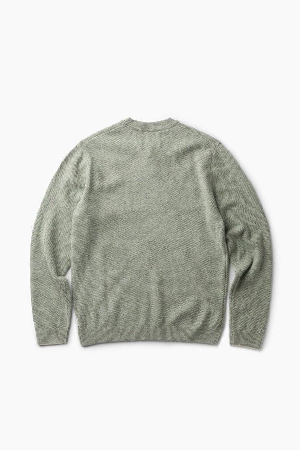 "His넥 니트"는 부드러운 촉감의 RWS EXTRAFINE MERINO WOOL 100% 소재로 제작되어 가을과 겨울, 따뜻하고 포근하게 착용하기 좋습니다. 헨리넥 디자인과 원버튼 디테일이 클래식하면서도 캐주얼한 무드를 연출하며, 넥 안쪽 스트라이프 배색으로 포인트를 더했습니다. NEW ENGLAND DONEGAL 원사를 사용하여 고급스러운 와플 패턴을 완성했으며, 레귤러핏과 긴 소매 기장으로 편안한 착용감을 선사합니다. 겨울 데일리룩, 카페룩, 데이트룩 등 다양한 TPO에 활용 가능한 미니멀 스타일의 니트입니다.
