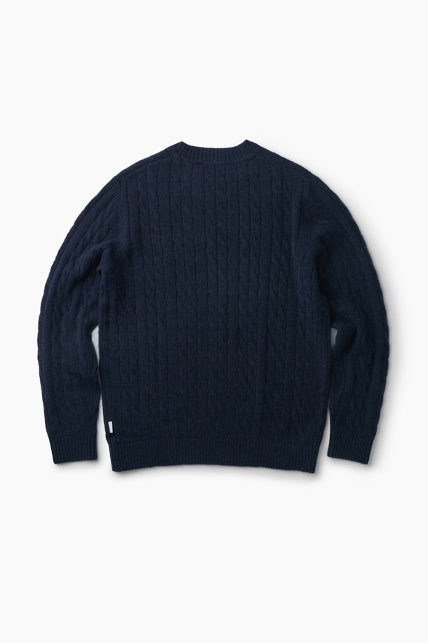 네이비 컬러의 케이블 라운드 풀오버입니다. 알파카, 울, 나일론 혼방 소재로 제작되어 부드러운 촉감과 뛰어난 보온성을 제공하며, 가을, 겨울 시즌에 착용하기 좋습니다. 루즈핏으로 편안한 착용감을 선사하며, 볼륨감 있는 디자인과 브러시드 텍스처, 실키한 광택감이 특징입니다. 2×2 립 조직 마감으로 디테일을 더했으며, 클래식, 캐주얼, 미니멀 스타일 모두 소화 가능하여 출근룩, 모임룩 등 다양한 시간과 장소와 경우에 활용할 수 있습니다.