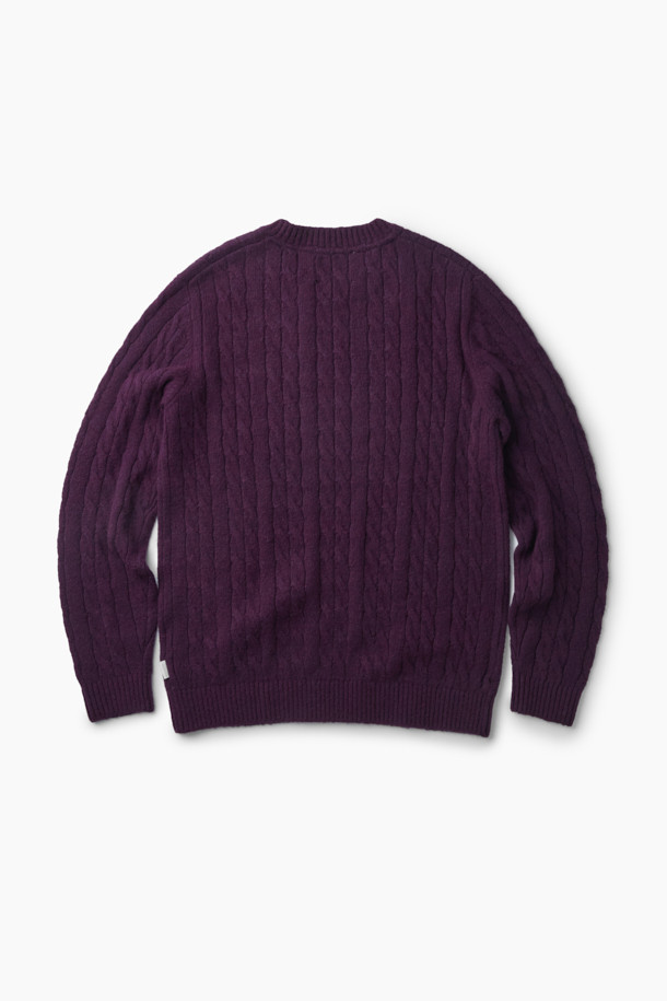 보온성이 뛰어난 퍼플 컬러의 케이블 라운드 풀오버입니다. 알파카, 울, 나일론 혼방 소재로 제작되어 포근하고 실키한 촉감을 선사하며, 가을, 겨울 시즌에 적합합니다. 크롭 기장에 세미 루즈핏으로, 클래식하면서도 캐주얼한 스타일을 연출할 수 있습니다. 헤어리한 외관과 브러시드 텍스처, 볼륨감 있는 케이블 패턴이 특징이며, 2x2 립 조직 마감으로 탄력성과 고급스러움을 더했습니다. 겨울 데일리룩, 카페룩, 모임룩 등 다양한 TPO에 미니멀하게 매치하여 세련된 스타일을 완성해보세요.
